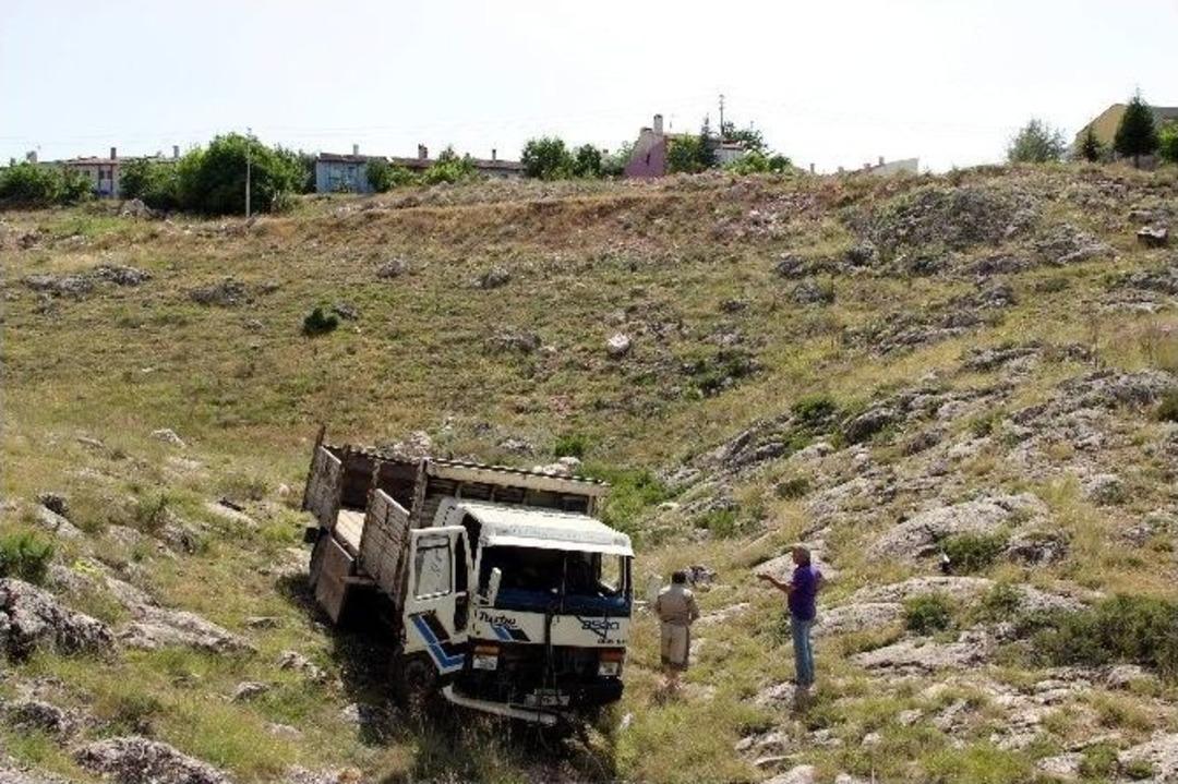 Freni Boşalan Kamyon U&ccedil;uruma D&uuml;şt&uuml;: 2 Yaralı