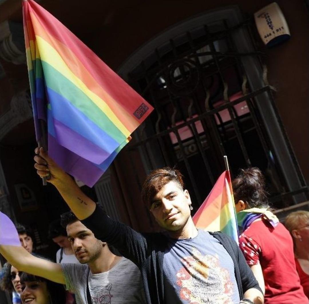 İstiklal Caddesi&rsquo;nde Lgbti Y&uuml;r&uuml;y&uuml;ş&uuml; Gerginliği