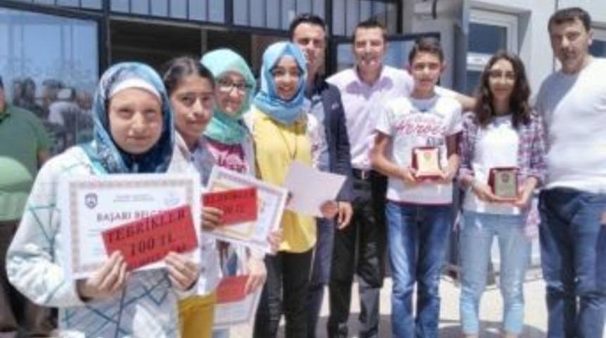 Afyonkarahisar&rsquo;da Başarılı Olan &Ouml;ğrencilere Esnaftan Destek