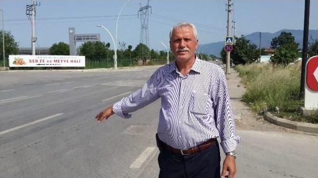 Antalya&rsquo;dan Kocaeli&rsquo;ye Sebze Getiren Kamyon S&uuml;r&uuml;c&uuml;s&uuml;ne Otomobil &Ccedil;arptı 1