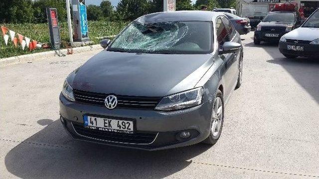 Antalya&rsquo;dan Kocaeli&rsquo;ye Sebze Getiren Kamyon S&uuml;r&uuml;c&uuml;s&uuml;ne Otomobil &Ccedil;arptı 2