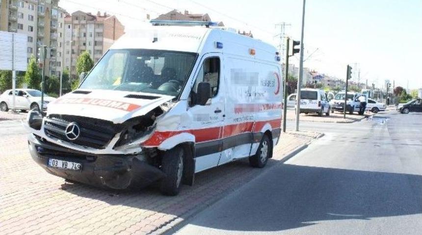 Hasta Taşıyan Ambulans Otomobille &Ccedil;arpıştı