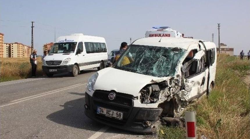 İş&ccedil;i Servisi İle Otomobil &Ccedil;arpıştı: 3 Yaralı