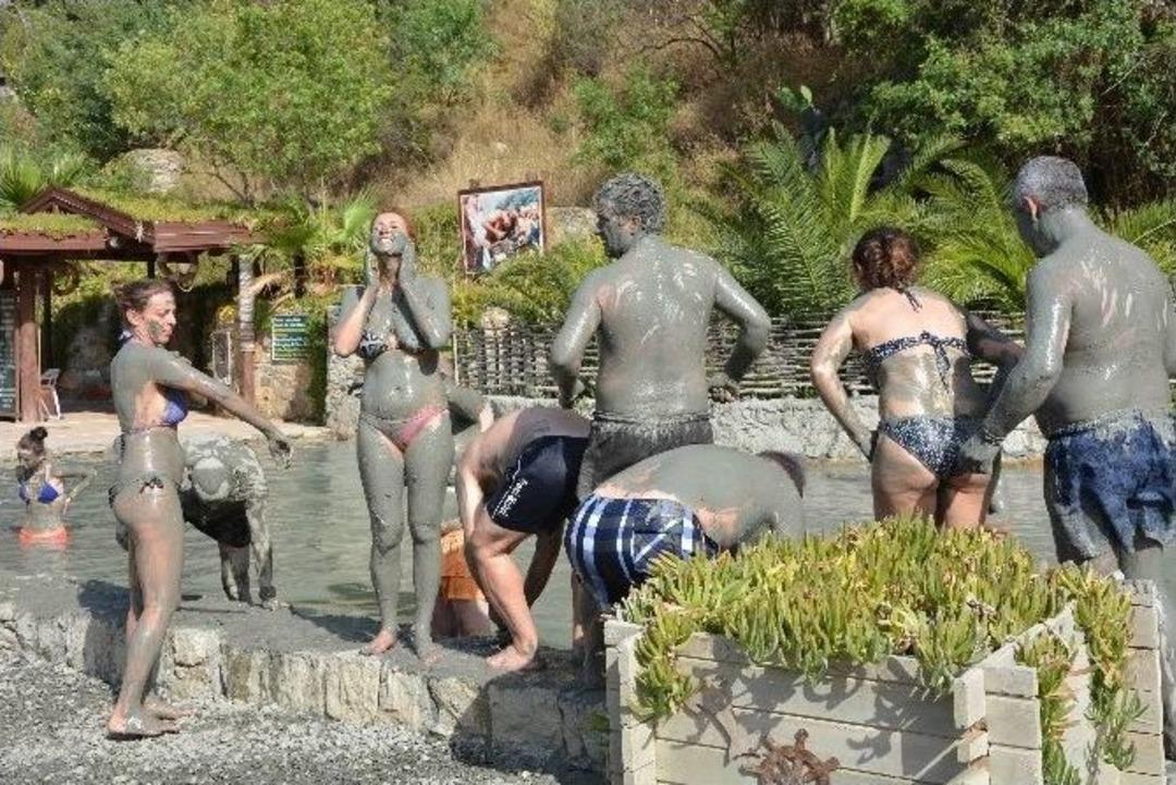 Yelkenciler Yarışın Yorgunluğunu &Ccedil;amur Banyosu İle Attı