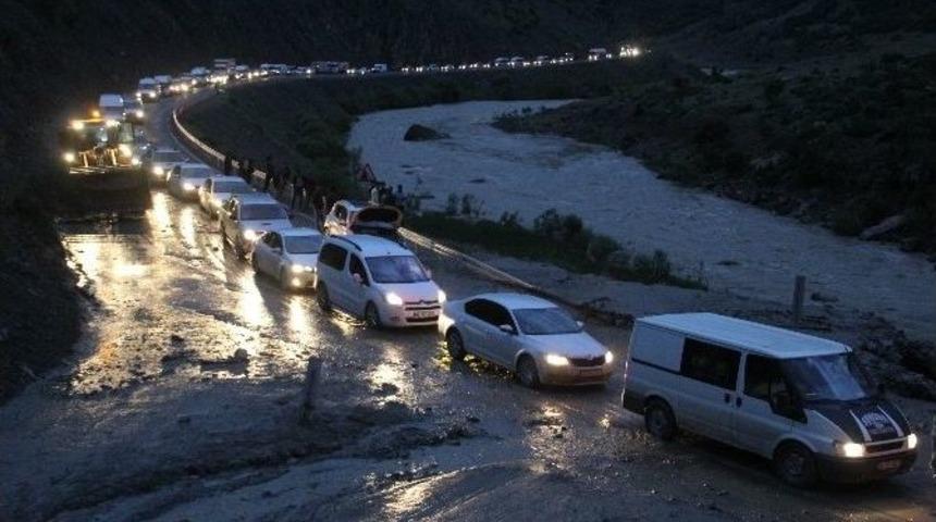 Hakkari&rsquo;de Sel Suları Yolu Ulaşıma Kapattı