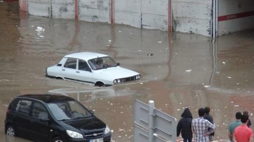Batman&rsquo;da Sağanak Yağış Hayatı Fel&ccedil; Etti