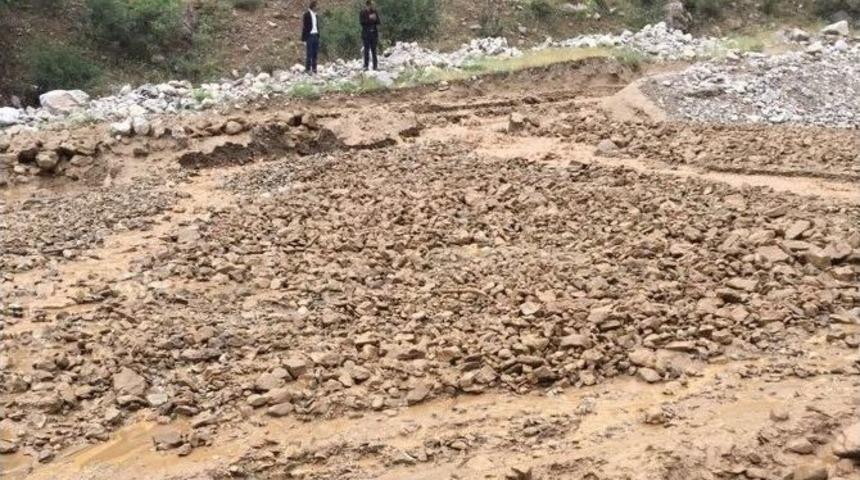 &Ccedil;atak&rsquo;ta Sel Karayolu Trafiğe Kapattı