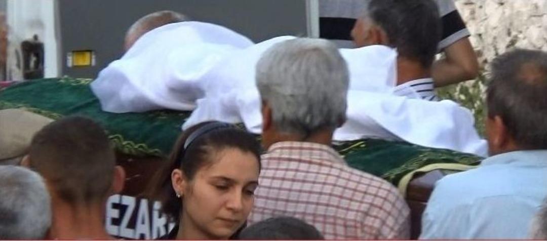 Boğazı Kesilmiş Halde Cesedi Bulunan 17 Yaşındaki Cansel Toprağa Verildi