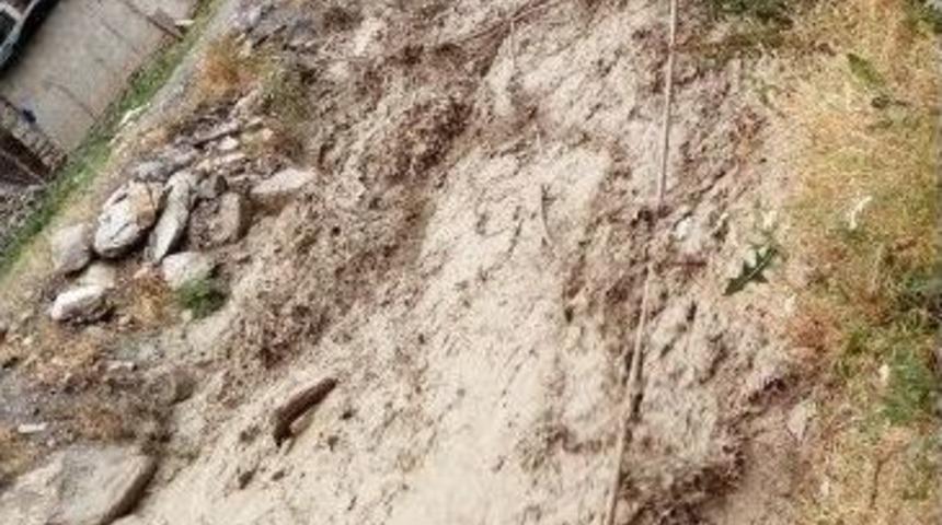 Hakkari Dez Deresinde Bu Defa Su Yerine &Ccedil;amur Aktı