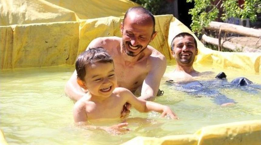 &Ccedil;ocuklarını Denize G&ouml;t&uuml;remeyen Baba, Trakt&ouml;r&uuml;n R&ouml;morkunu Havuza &Ccedil;evirdi