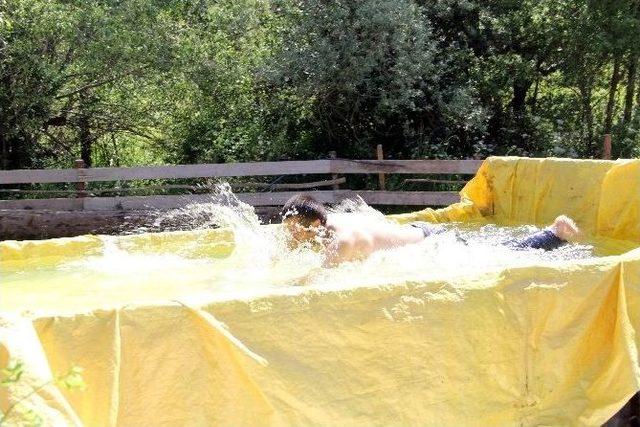 Çocuklarını Denize Götüremeyen Baba, Traktörün Römorkunu Havuza Çevirdi