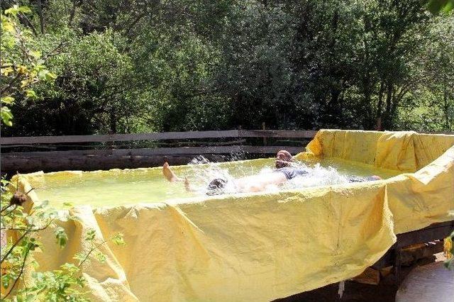 Çocuklarını Denize Götüremeyen Baba, Traktörün Römorkunu Havuza Çevirdi