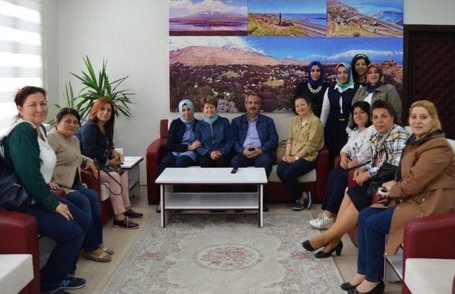 Ak Partili Kadınlardan Başkan Gürsoy’a Ziyaret