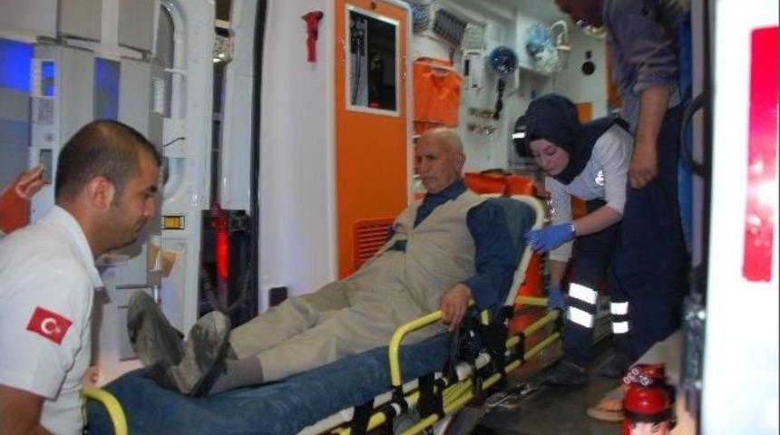 Hafif Ticari Ara&ccedil;la Otomobil &Ccedil;arpıştı: 4 Yaralı