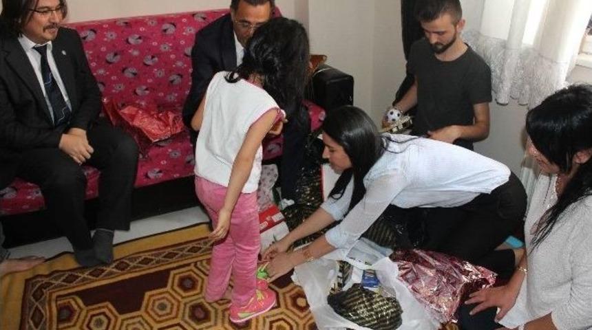 &Uuml;niversitelilerden Şehit &Ccedil;ocuklarının Y&uuml;z&uuml;n&uuml; G&uuml;ld&uuml;ren Proje