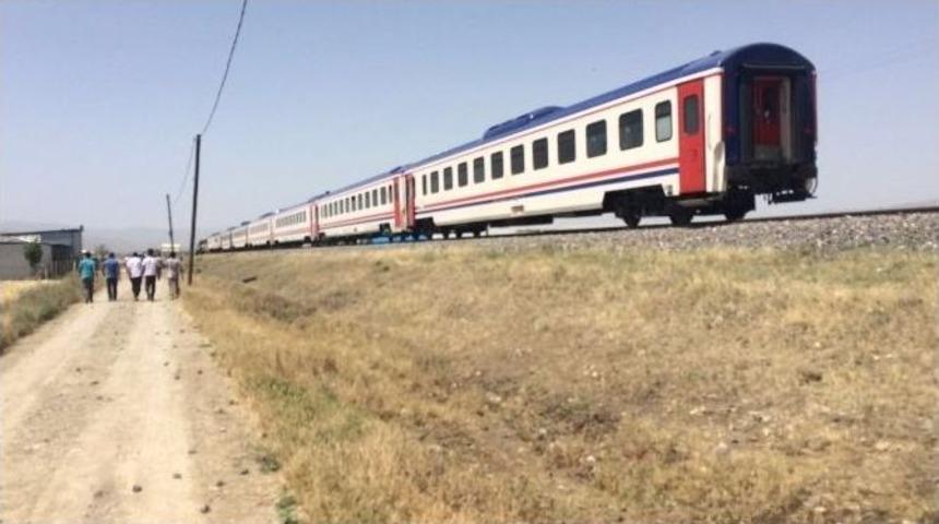 Elazığ&rsquo;da Tren Minib&uuml;se &Ccedil;arptı: 7 &Ouml;l&uuml;, 1 Yaralı