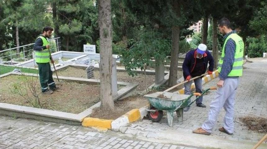 Mezarlıklarda Bakım Ve Temizlik Yapıldı