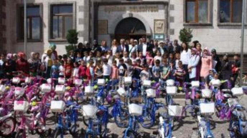 Karaaslan&rsquo;dan U&ccedil;hisarlı Minik &Ouml;ğrencilere Bisiklet