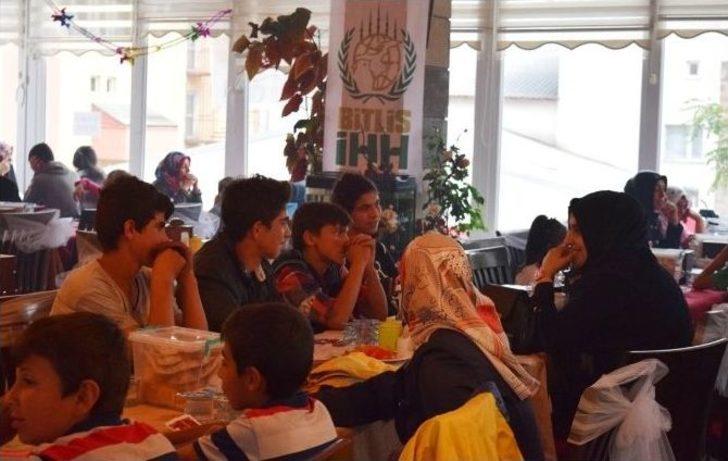 Bitlis İhh’dan İftar Yemeği Ve Yetim Giydirme Programı G5