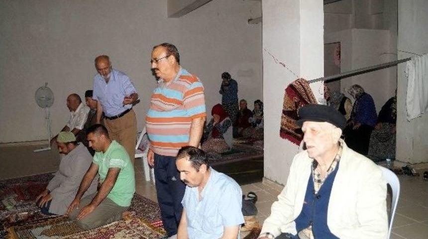 Cami Olmayınca D&uuml;kkanda Teravih Kılıyorlar