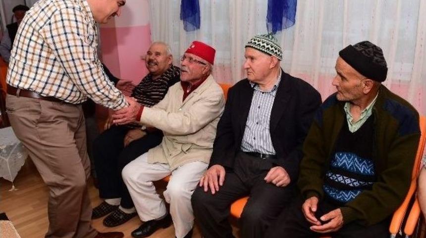 Uşak&rsquo;ta Yaşlılar Babalar G&uuml;n&uuml;nde Unutulmadı