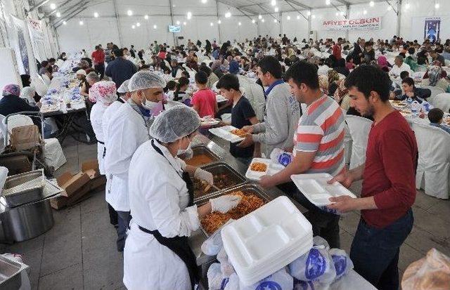 Büyükşehir’in İftar Çadırları Kaynaştırıyor