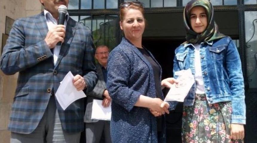 Kızılay&rsquo;dan Başarılı &Ouml;ğrencilere &Ouml;d&uuml;l