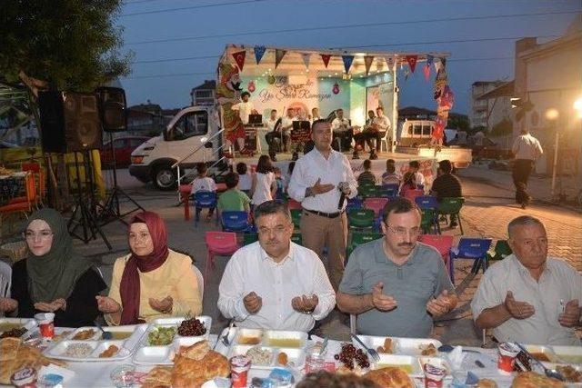 Beşiktaş Mahallesinin Sokakları İftar Sofrası İle Şenlendi