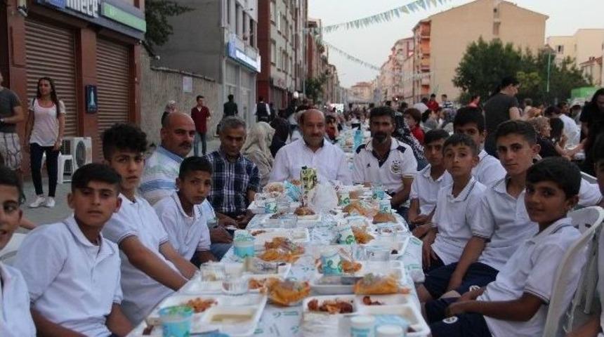 Es Ağrılılar Derneği&rsquo;nden Her Hafta Bin Kişiye İftar Yemeği