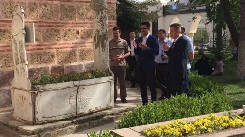 Vali Ayağının Tozuyla Ertuğrul Gazi T&uuml;rbesini Ziyaret Etti