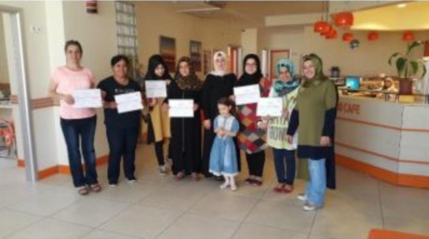 Hanımlar &Ccedil;ocuk Bakıcılığı Kursu Sertifikası Aldı
