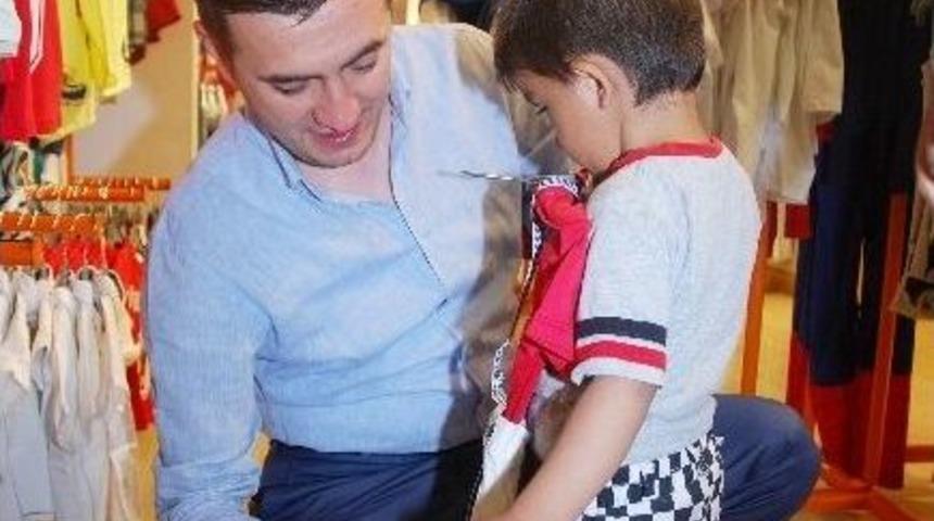 Ak Parti&rsquo;den &Ccedil;ocuklara Kıyafet Yardımı