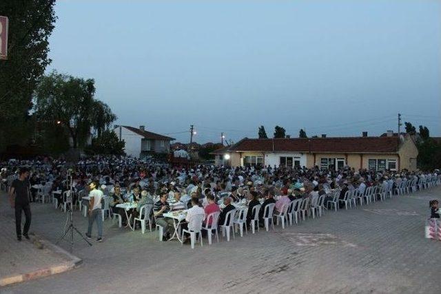 Pazaryeri’nde Bin 500 Kişi Aynı Anda İftar Açtı