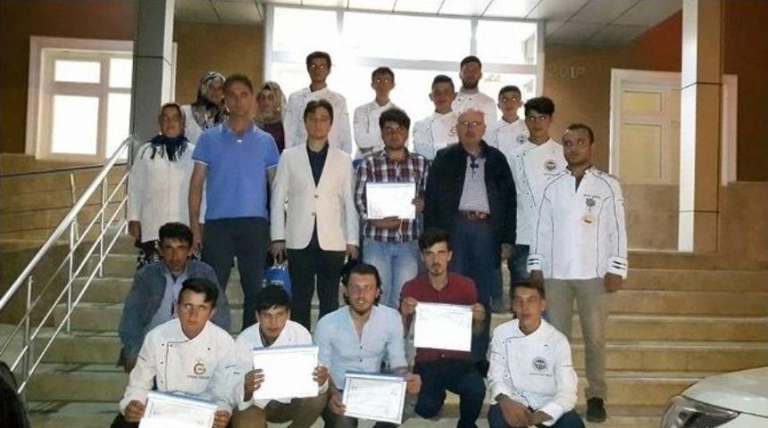 Aş&ccedil;ı Yardımcılığı Kursunu Başarıyla Bitirenlere Sertifikaları Verildi