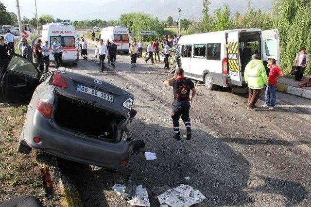 Erzincan’da Minibüs İle Otomobil Çarpıştı: 26 Yaralı