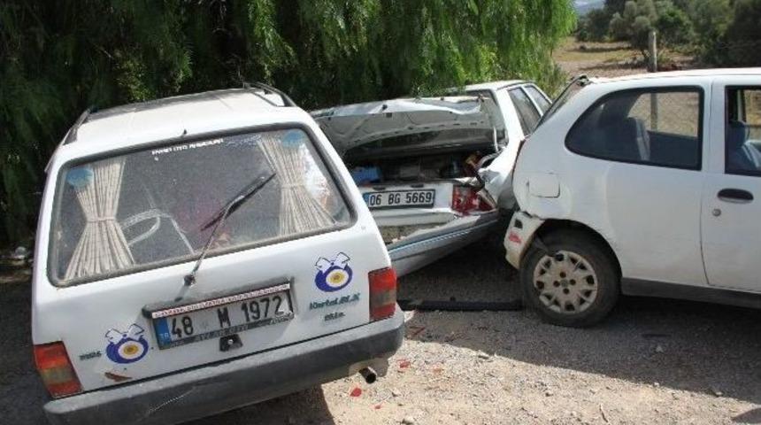 Aşırı Hız Yapınca Park Halindeki Ara&ccedil;ları Ezdi