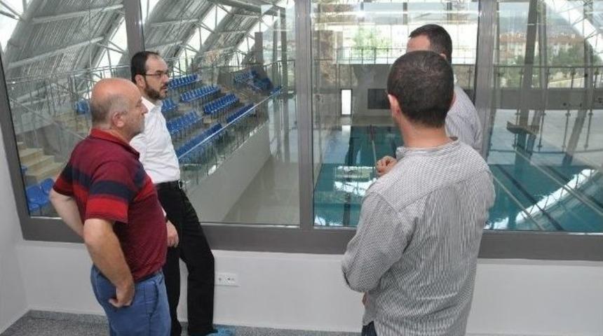 Başkan Ayaz Yenik&ouml;y Yarı Olimpik Y&uuml;zme Havuzunu Gezdi