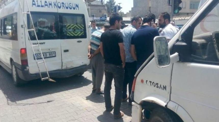 Kamyonet İle Minib&uuml;s &Ccedil;arpıştı: 3 Yaralı