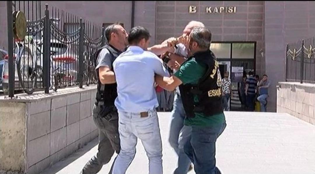 Eskişehir Adliye Girişinde Gergin Anlar