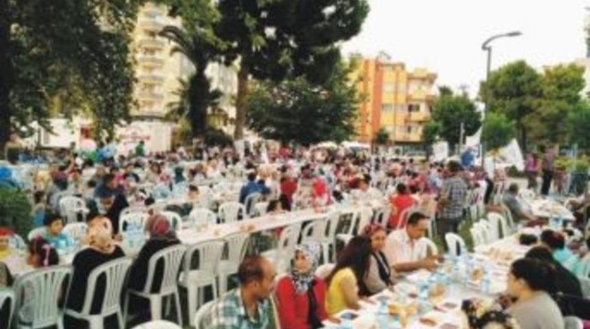 İhh İnsani Yardım Vakfı İftar Tırı Osmaniye&rsquo;de 2 Bin Kişiye İftar Verdi