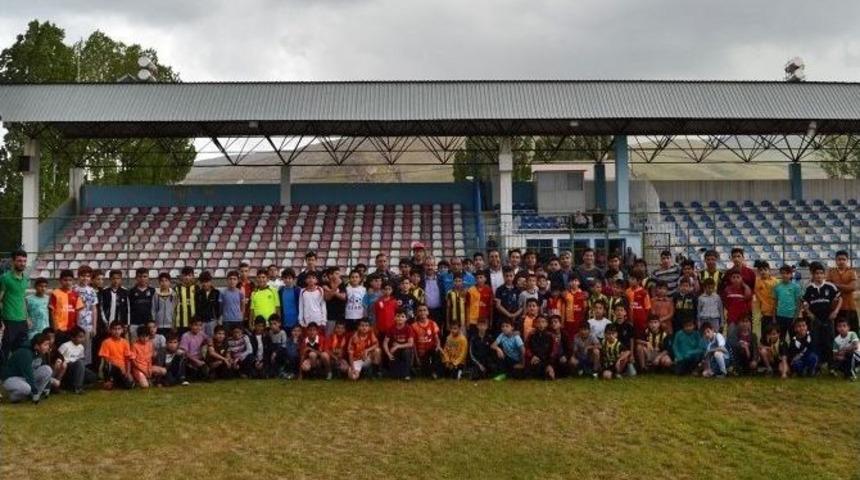 Adilcevaz&rsquo;da &Ccedil;ocuklar İ&ccedil;in Futbol Eğitimi Başladı