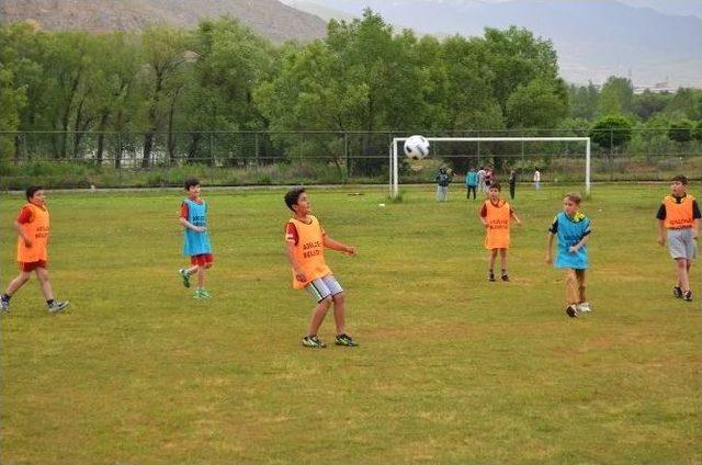 Adilcevaz’da Çocuklar İçin Futbol Eğitimi Başladı