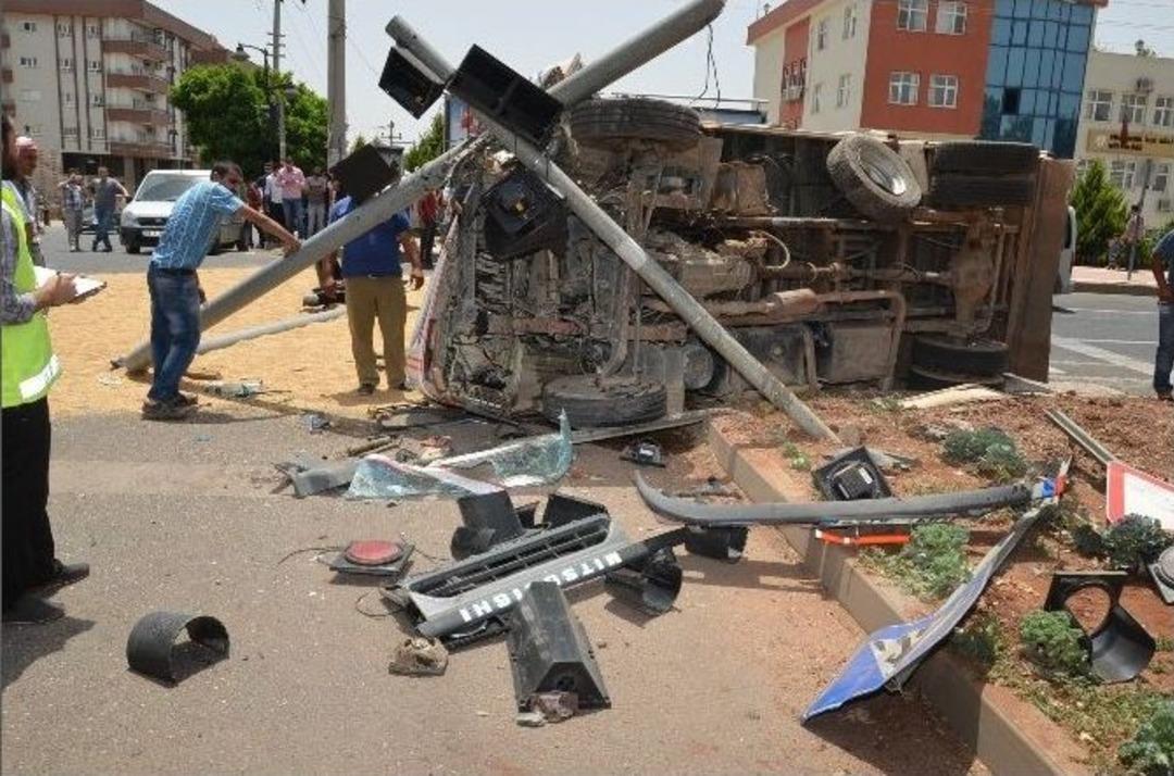 Viranşehir&rsquo;de Trafik Lambasına &Ccedil;arpan Kamyon Devrildi