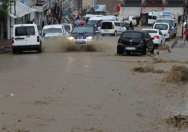 Başkale De Şiddetli Yağış Hayatı Olumsuz Etkiledi