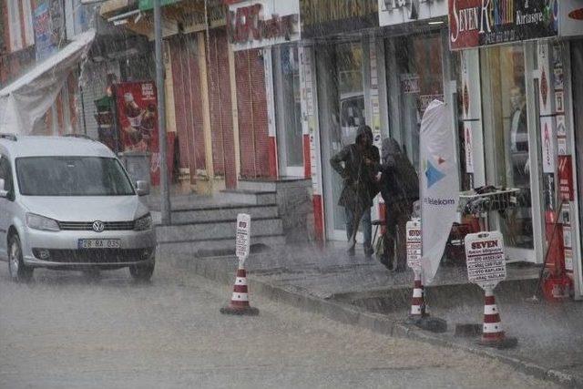 Başkale De Şiddetli Yağış Hayatı Olumsuz Etkiledi