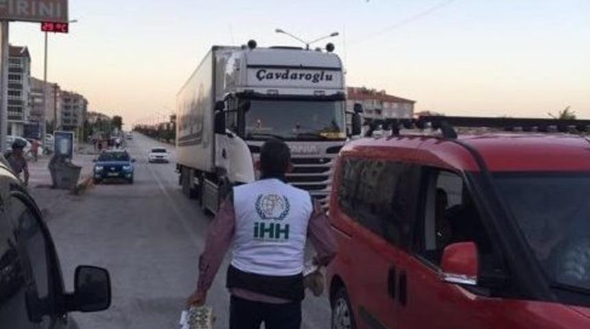 Kulu&rsquo;da İhh&rsquo;dan Ara&ccedil; S&uuml;r&uuml;c&uuml;lerine İftar Kumanyası