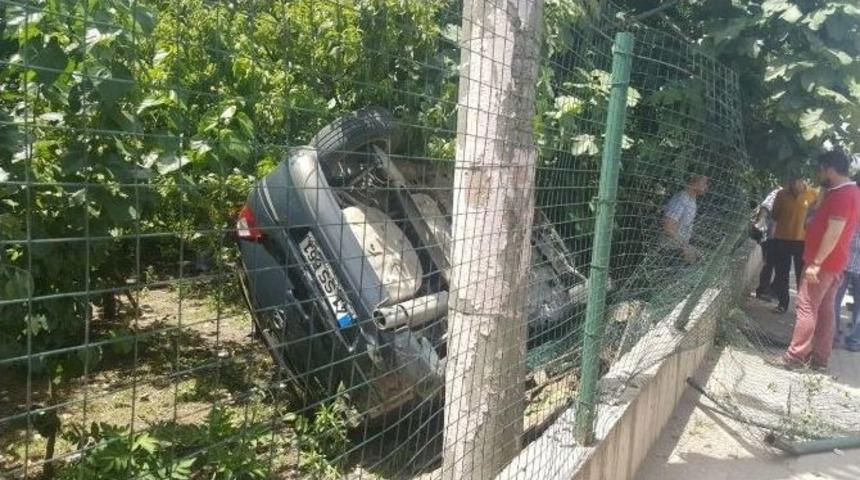 Kaldırıma &Ccedil;arpan Ara&ccedil; Evin Bah&ccedil;esine U&ccedil;tu: 2 Yaralı