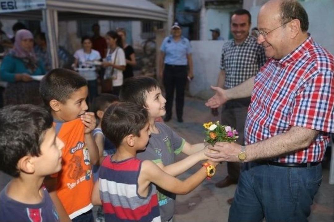 Miniklerden Babalar G&uuml;n&uuml;&rsquo;nde Başkan &Ouml;zakcan&rsquo;a Sevgi Seli
