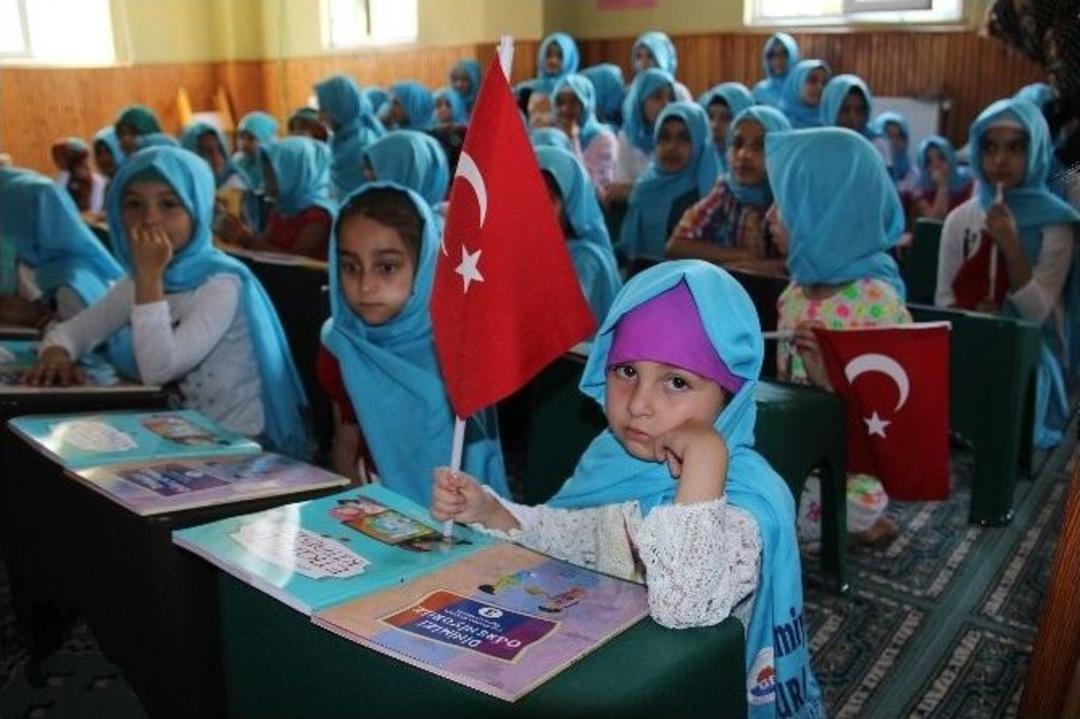 Yaz Kur&rsquo;an Kursu G&uuml;l&uuml;&ccedil;&rsquo;te D&uuml;zenlenen T&ouml;renle A&ccedil;ıldı