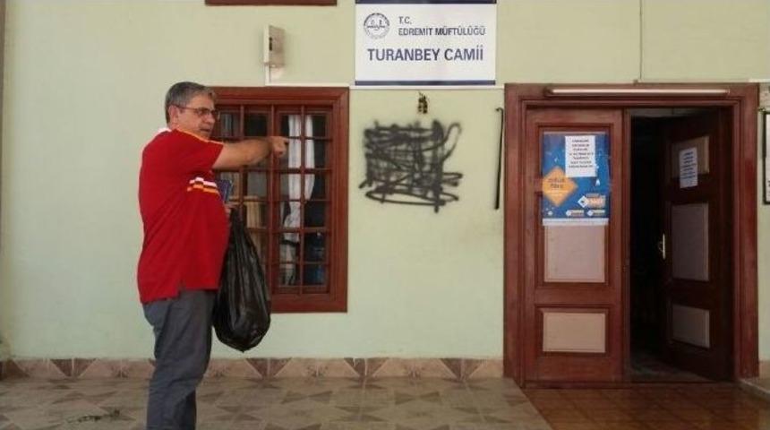 Cami Duvarına Ha&ccedil; İşareti &Ccedil;izdiler